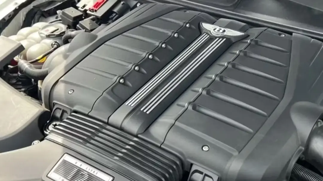 موتور قدرتمند خودروی بنتلی بنتایگا (Bentley Bentayga) با نشان برند روی کاور