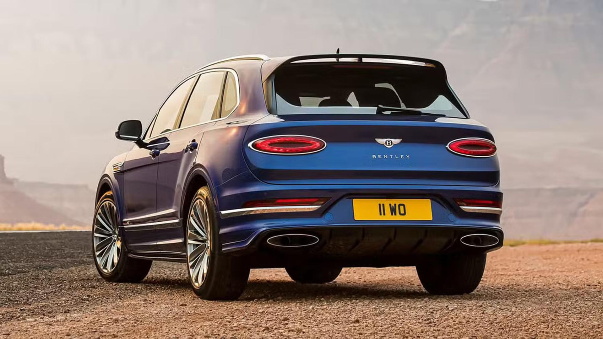 بنتلی بنتایگا (Bentley Bentayga) آبی‌رنگ در یک مسیر بیابانی