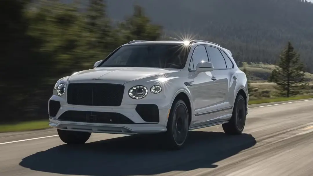 بنتلی بنتایگا (Bentley Bentayga) سفید در حال حرکت در جاده کوهستانی
