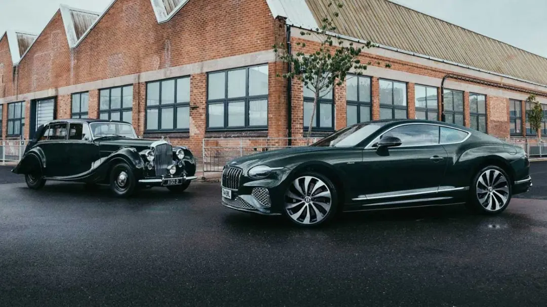 خودروهای بنتلی (Bentley) کانتیننتال کلاسیک و مدل جدید در مقابل کارخانه
