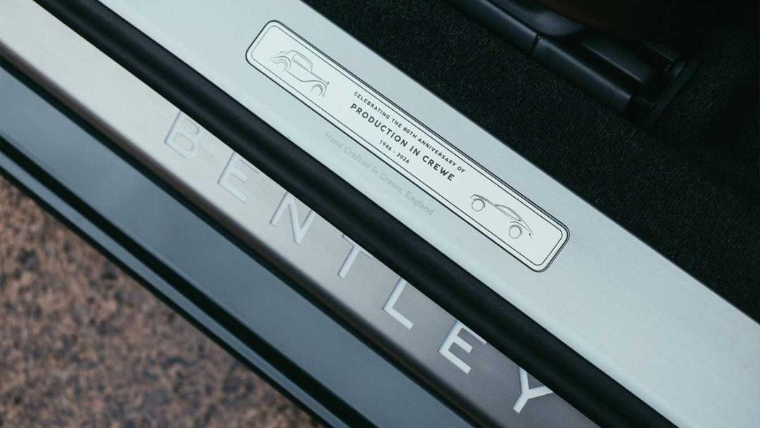 پلاک یادبود ۸۰ سالگی تولید در کریو (Crewe) با لوگوی بنتلی (Bentley)