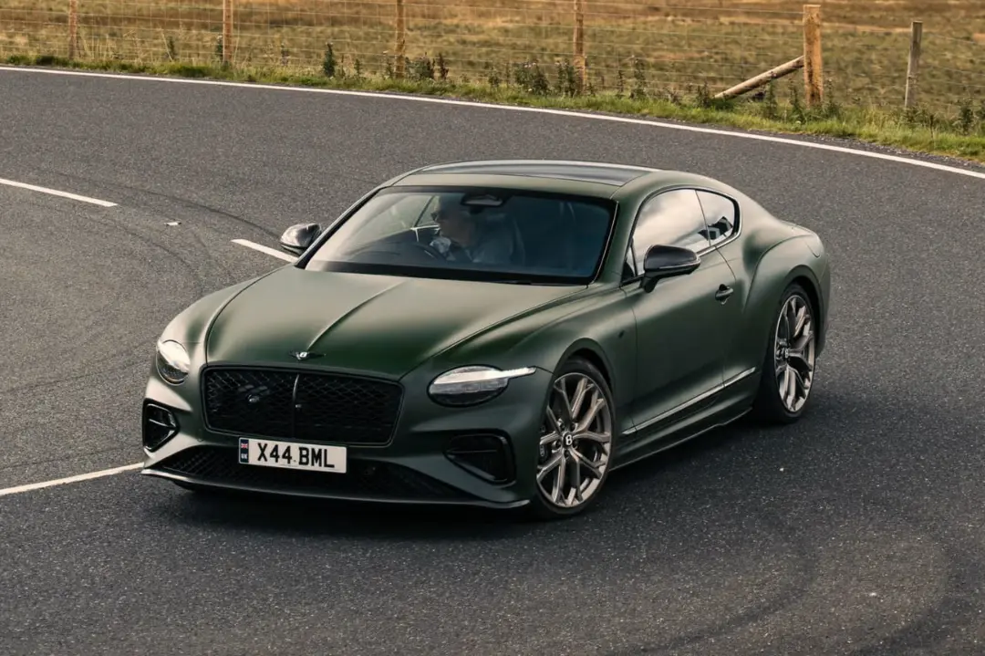 خودروی بنتلی کانتیننتال GT S (Bentley Continental GT S) با رنگ سبز مات در حال حرکت