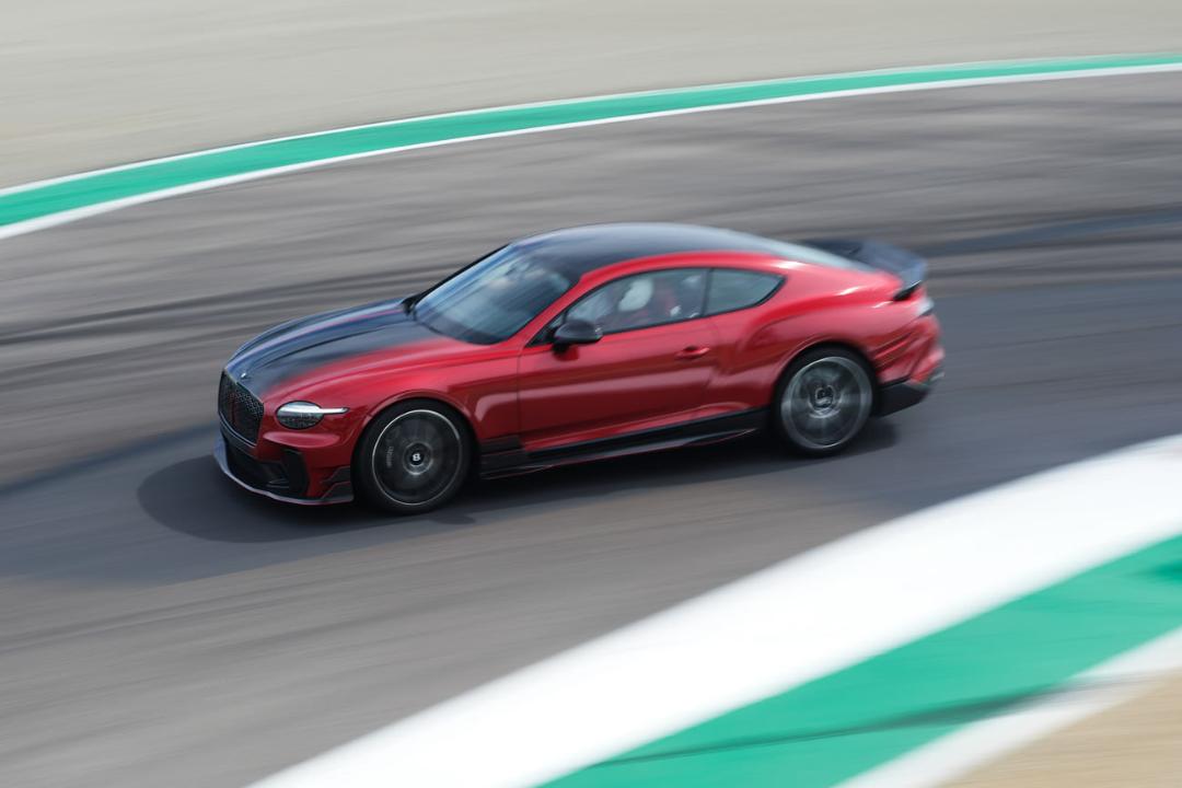 خودروی قرمز رنگ بنتلی سوپراسپرتس (Bentley Continental GT Supersports) در حال حرکت سریع در پیست مسابقه