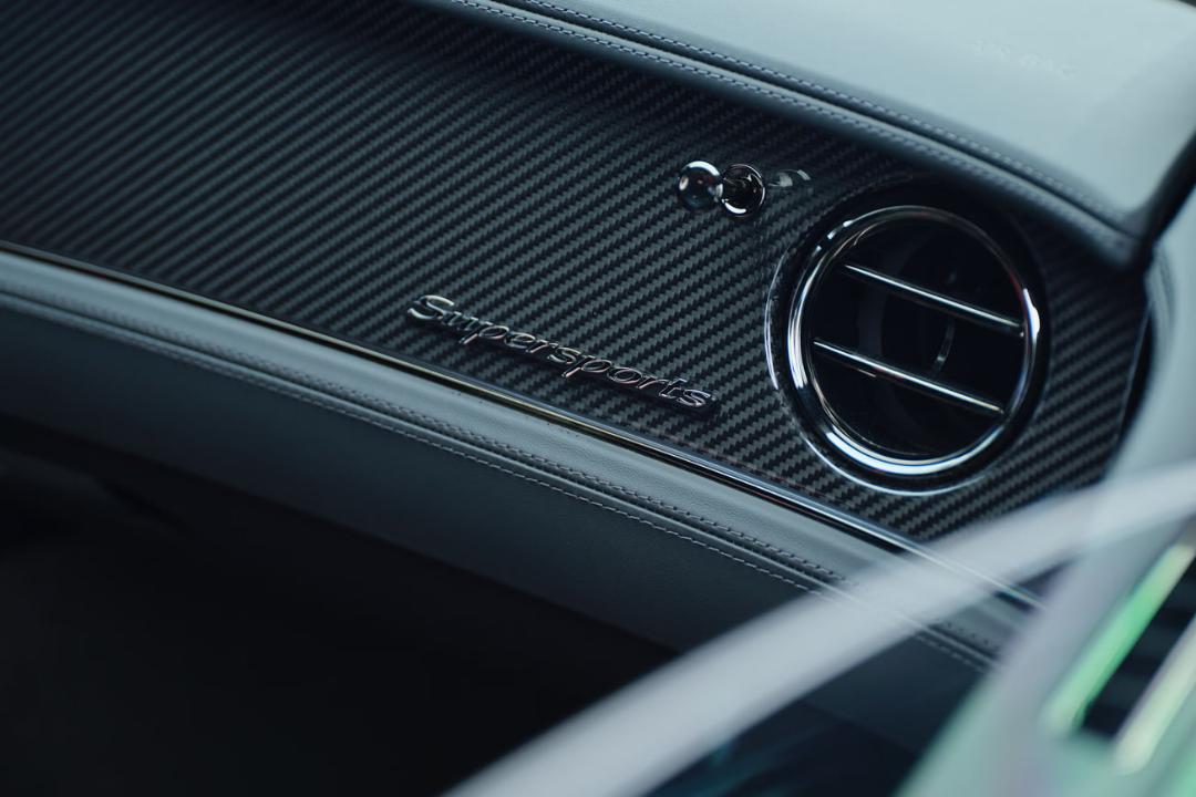 داشبورد با فیبر کربن و نشان Supersports در کابین خودروی بنتلی (Bentley)