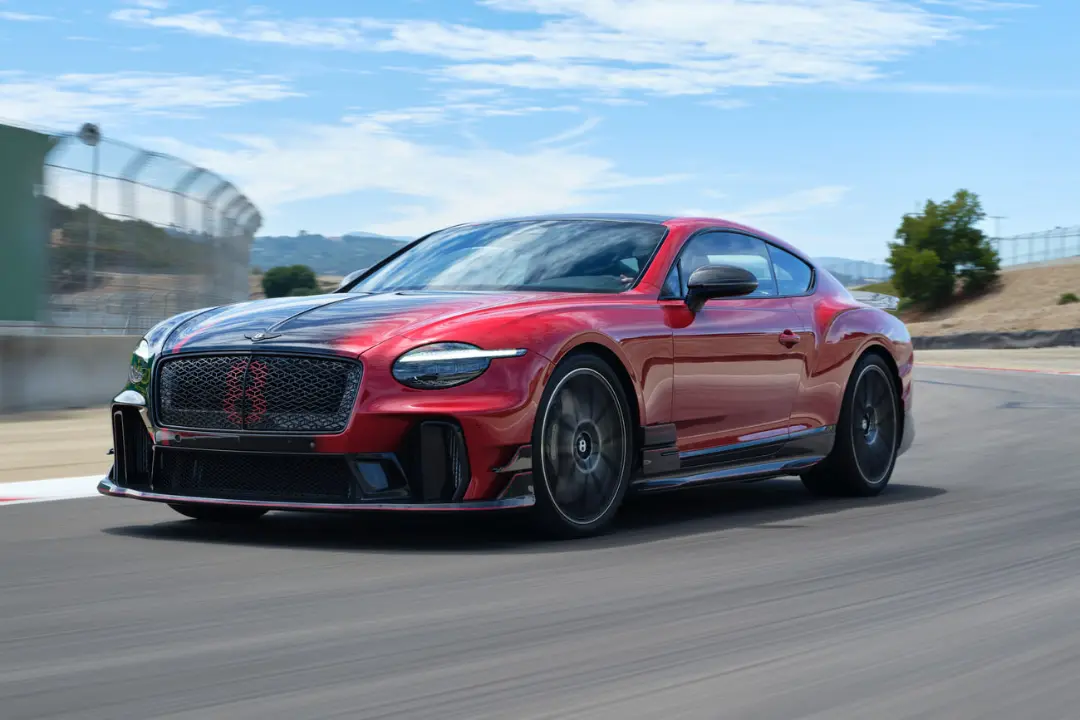 خودروی قرمز رنگ بنتلی سوپراسپرتس (Bentley Supersports) در حال حرکت سریع در پیست مسابقه