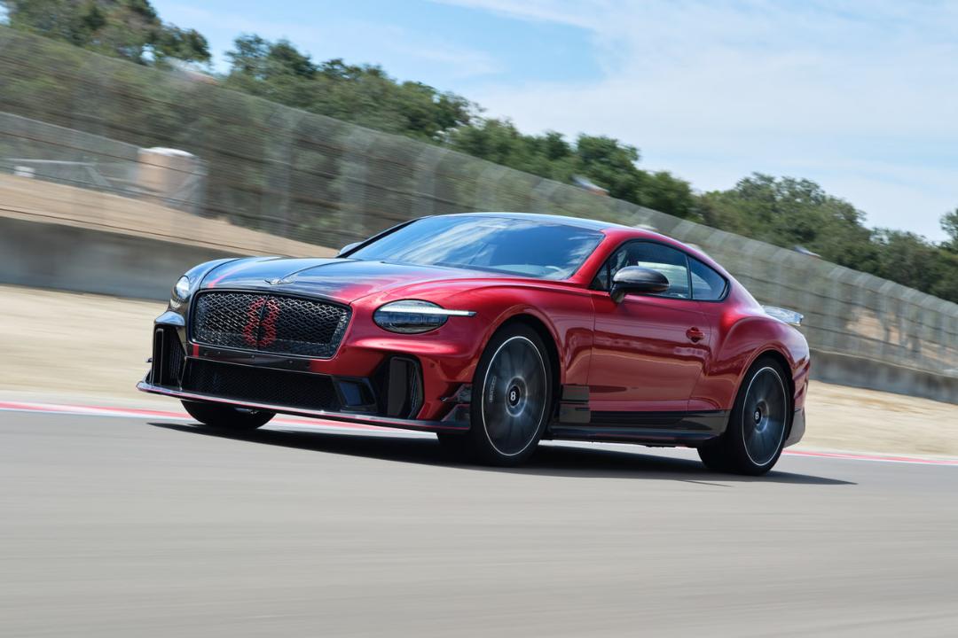 خودرو بنتلی سوپراسپرتس (Bentley Supersports) قرمز رنگ در حال حرکت در پیست مسابقه