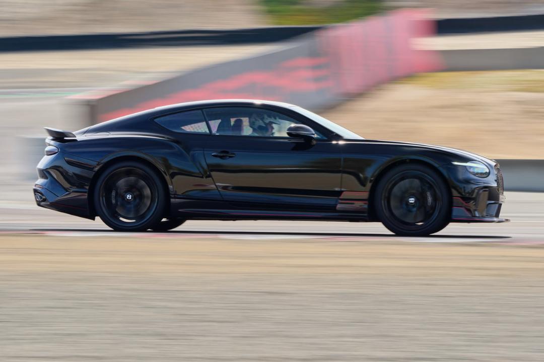 خودروی سیاه بنتلی سوپراسپرتس (Bentley Supersports) در حال حرکت سریع در پیست