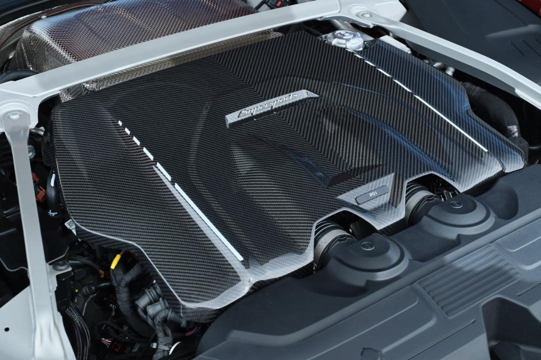 موتور با پوشش فیبر کربن (Carbon Fiber) در خودروی بنتلی سوپراسپرتس (Bentley Supersports)