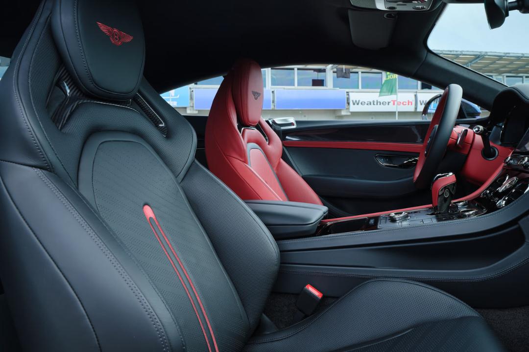 صندلی‌های چرمی مشکی و قرمز خودروی بنتلی (Bentley) سوپراسپرتس ۲۰۲۷
