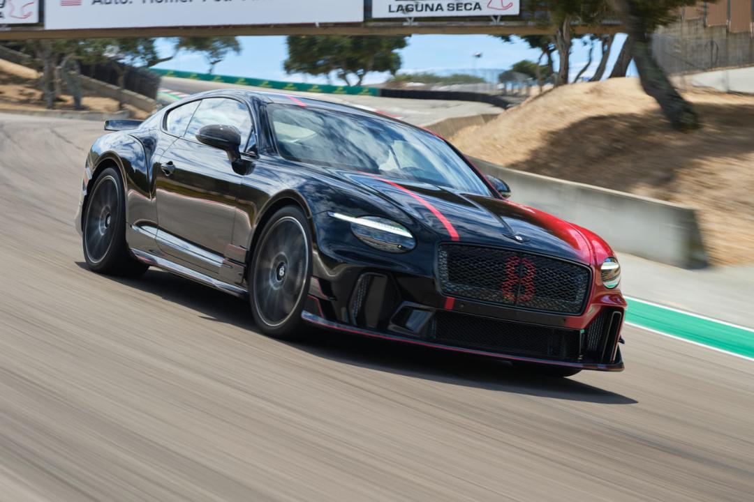 خودروی بنتلی سوپراسپرتس (Bentley Supersports) مدل ۲۰۲۷ در حال حرکت در پیست مسابقه