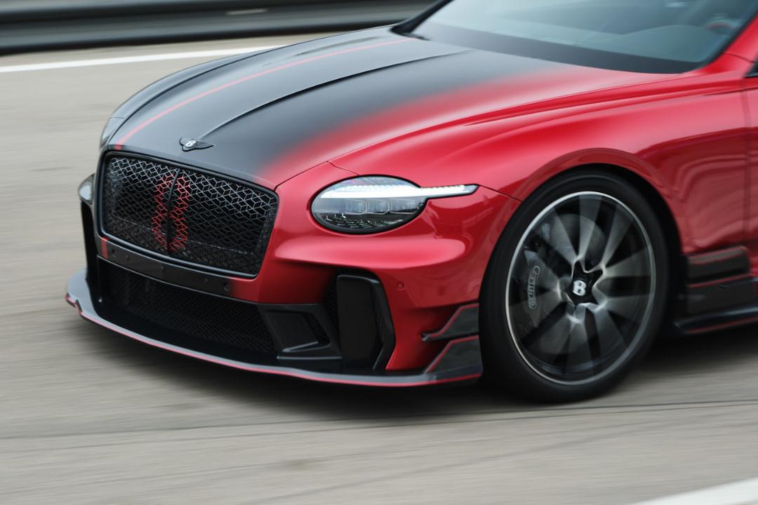 خودروی بنتلی سوپراسپرتس (Bentley Supersports) با بدنه قرمز و کاپوت مشکی در حال حرکت