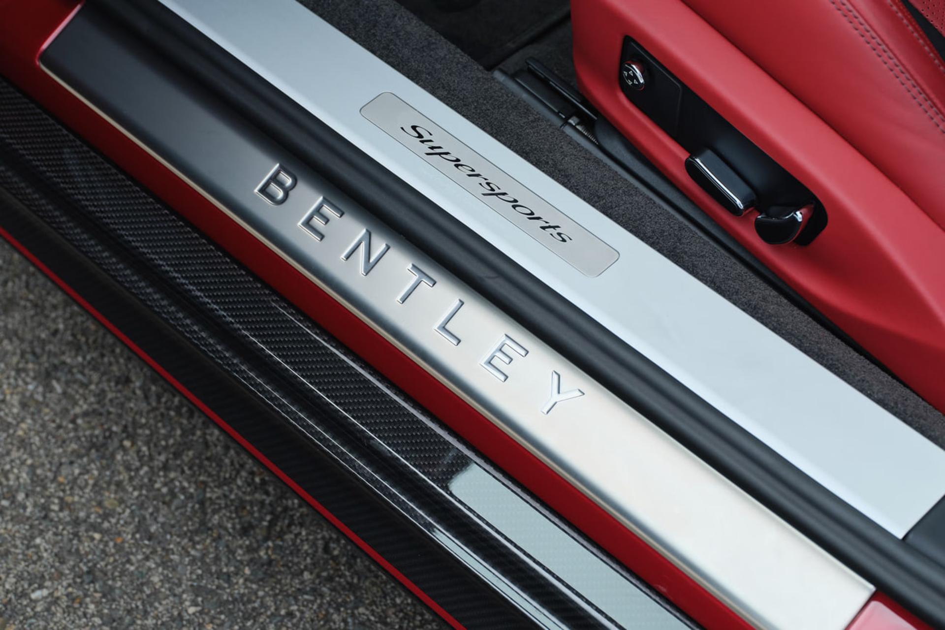 آستانه در خودروی بنتلی (Bentley) سوپراسپرتس با نشان Supersports