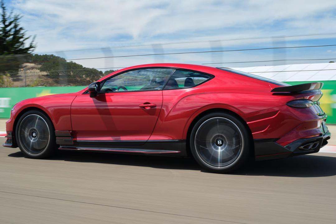 خودرو بنتلی سوپراسپرتس (Bentley Supersports) قرمز رنگ در حال حرکت در پیست