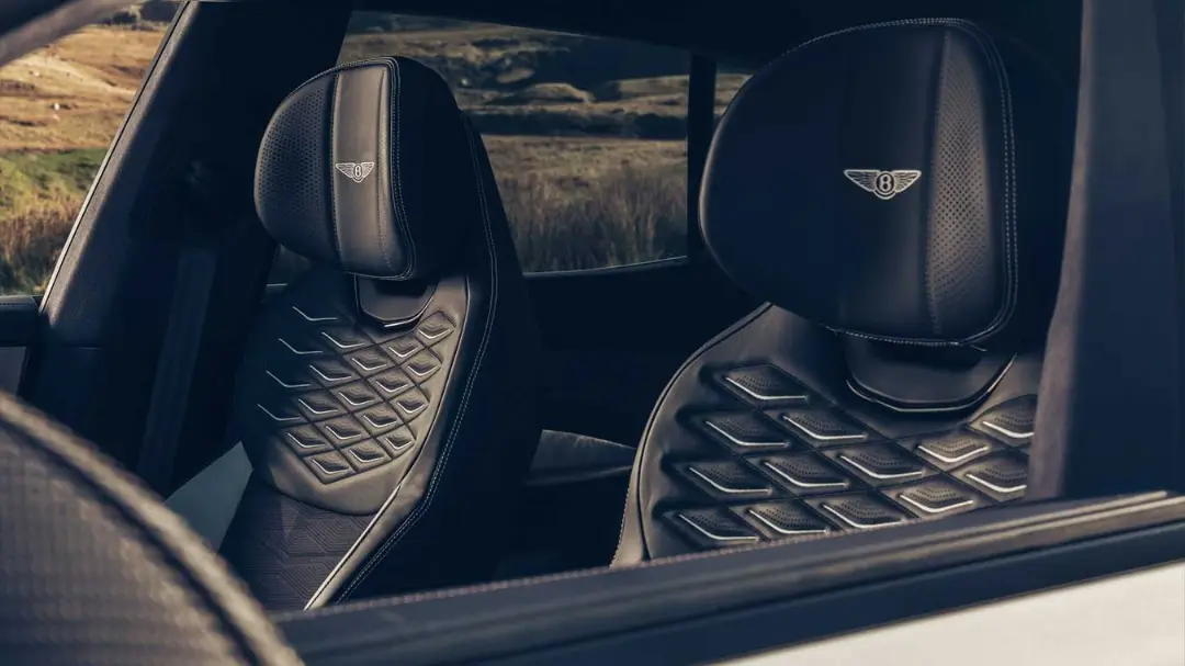 صندلی‌های چرمی با طرح‌های هندسی و نشان بنتلی (Bentley) در کابین خودرو