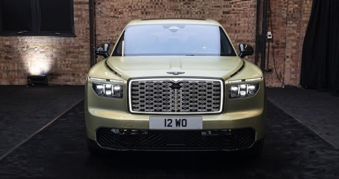 خودروی بنتلی تورکال (Bentley Turcal) با جلوپنجره کرومی در استودیو