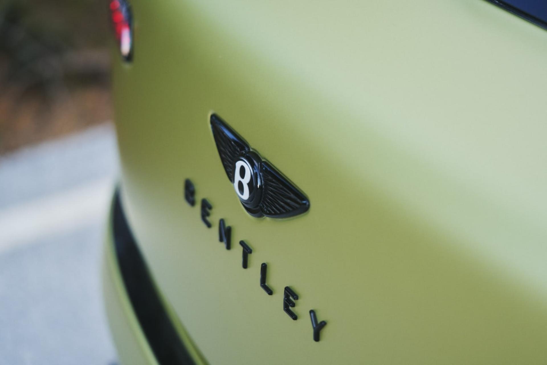 نشان و لوگوی برند بنتلی (Bentley) روی بدنه خودروی تورکال