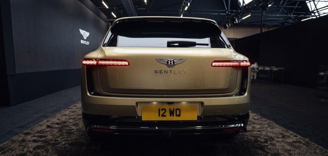 نمای پشت خودروی لوکس بنتلی (Bentley) با چراغ‌های عقب باریک و لوگوی مشخص