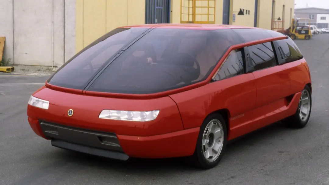 خودروی مفهومی مینی ون برتونه (Bertone Genesis) با بدنه قرمز و شیشه‌های بزرگ