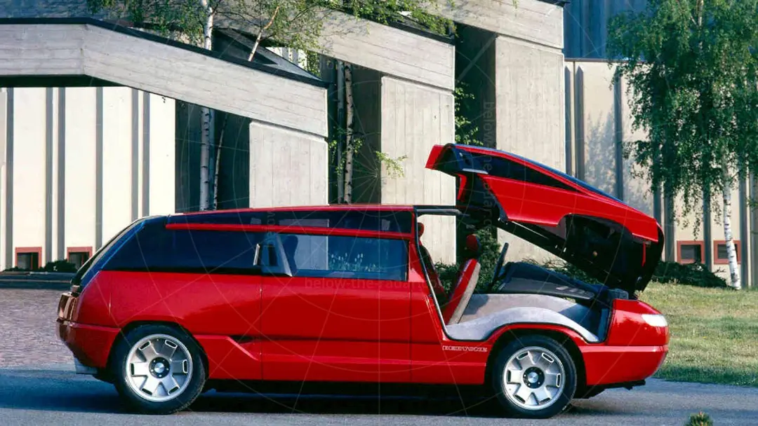 مینی ون قرمز رنگ برتونه جنسیس (Bertone Genesis) با در عقب باز