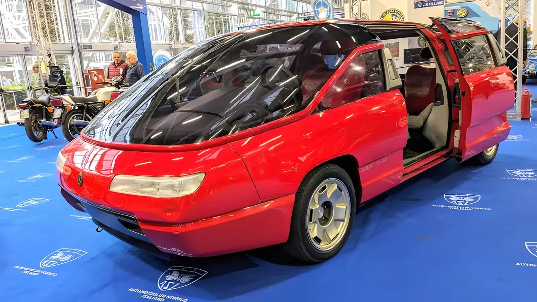 مینی ون قرمز رنگ برتونه جنسیس (Bertone Genesis) در نمایشگاه خودرو