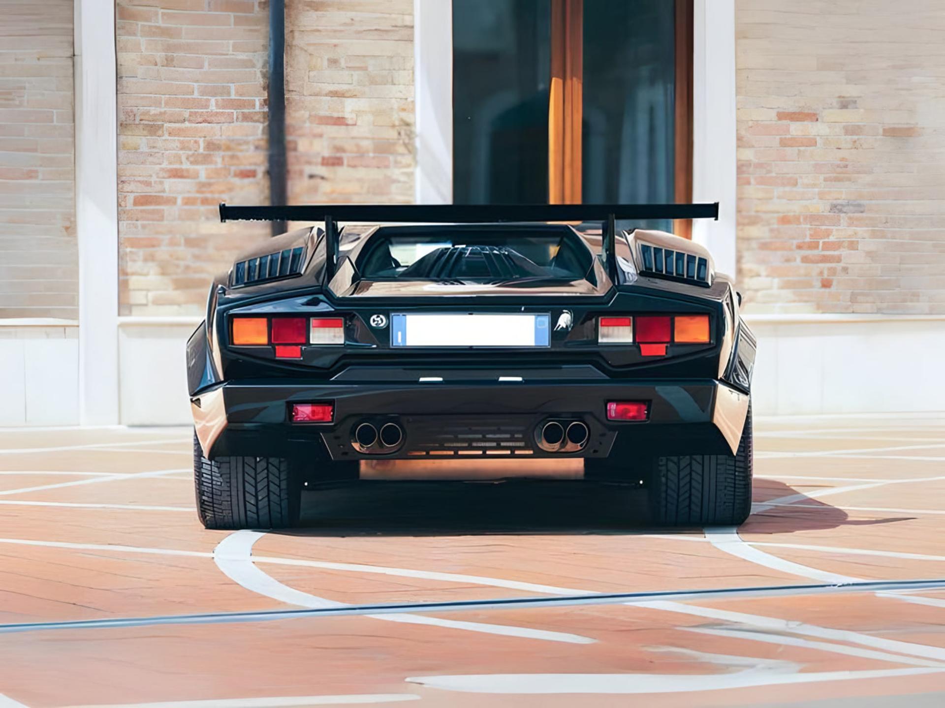 نمای عقب خودروی اسپرت لامبورگینی (Lamborghini) با بال عقب بزرگ و اگزوز دوگانه
