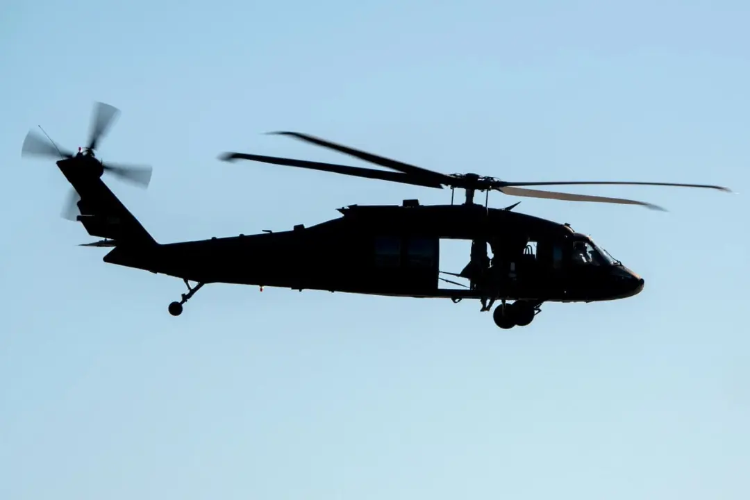 بالگرد سیاه (Black Hawk) در حال پرواز در آسمان صاف