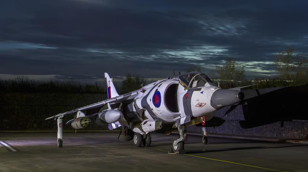 جنگنده بروس (Blackburn Buccaneer) با رنگ‌آمیزی استتار در باند فرودگاه