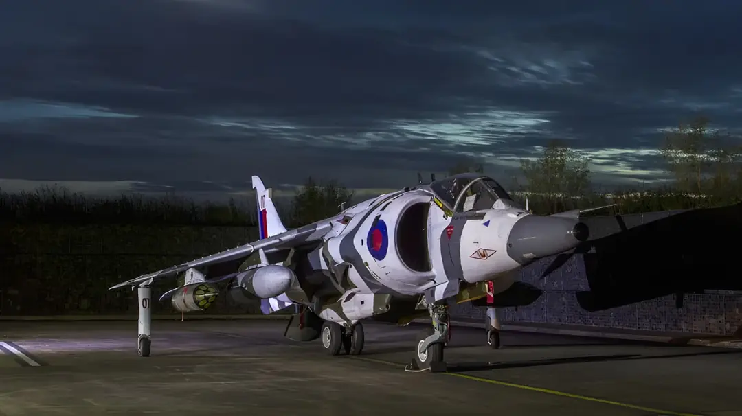 جنگنده بروس (Blackburn Buccaneer) با رنگ‌آمیزی استتار در باند فرودگاه