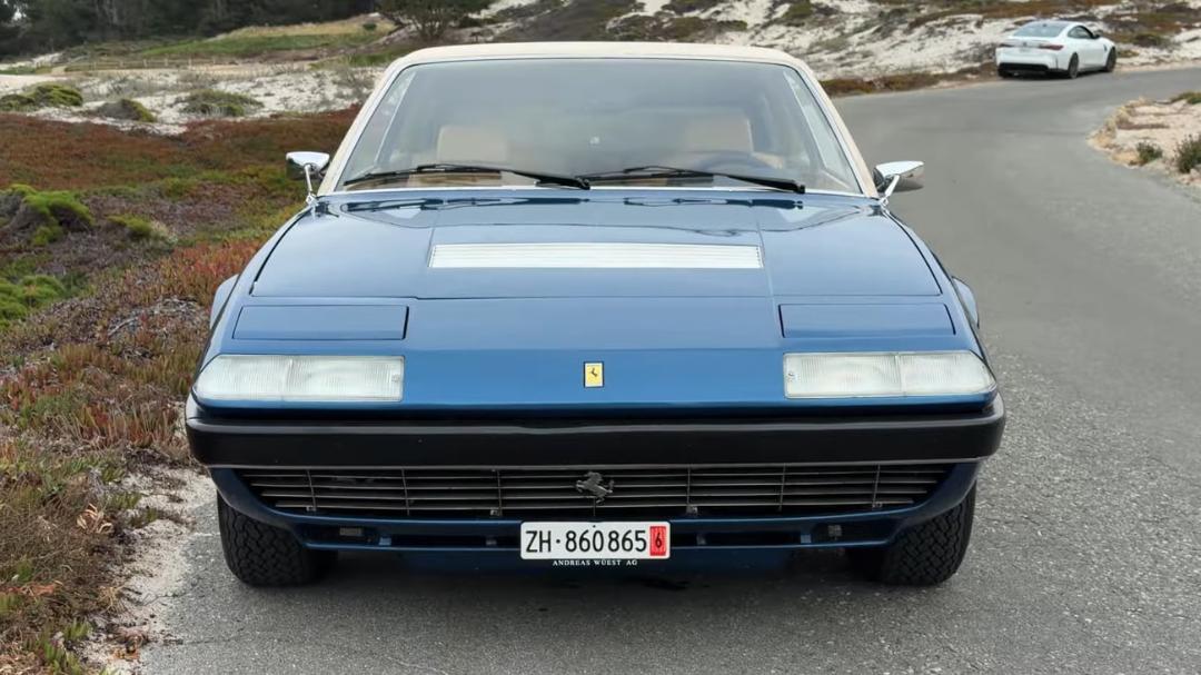 خودروی آبی رنگ فراری (Ferrari) استیشن در جاده‌ای ساحلی