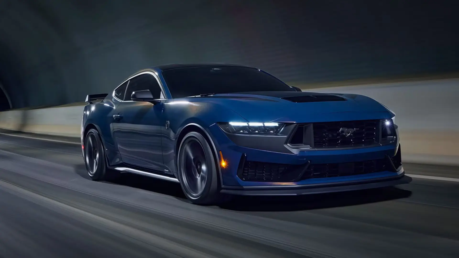خودروی فورد موستانگ (Ford Mustang) آبی‌رنگ در حال حرکت در تونل