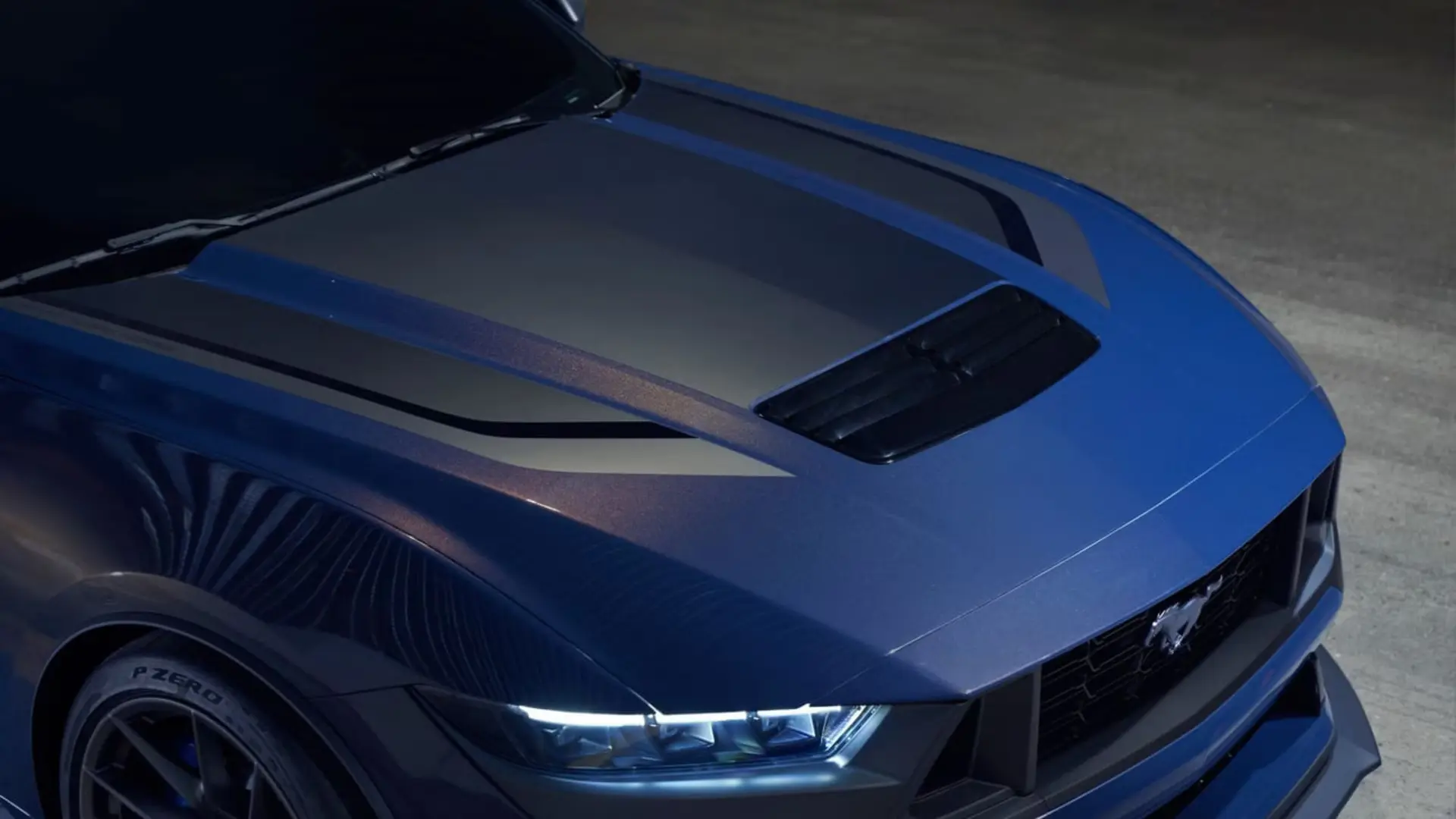 کاپینگ خودروی فورد موستانگ (Ford Mustang) با رنگ آبی متالیک و خطوط سیاه
