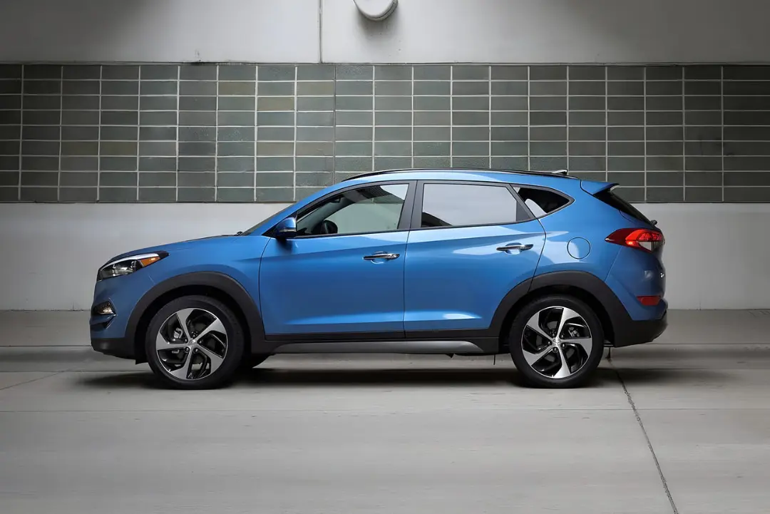 خودرو کراس‌اوور هیوندای توسان (Hyundai Tucson) آبی رنگ در نمای جانبی