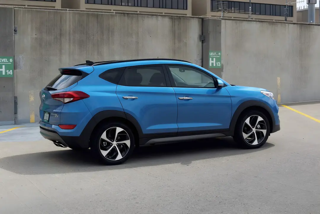 خودرو کراس‌اوور هیوندای توسان (Hyundai Tucson) آبی رنگ در پارکینگ