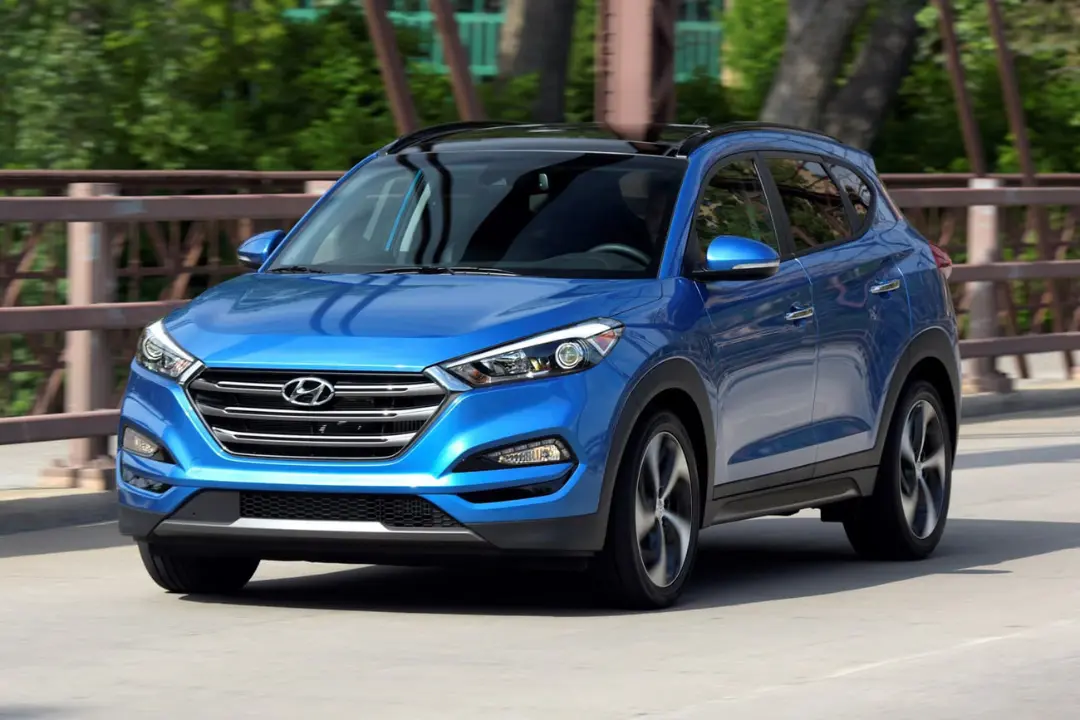 خودرو هیوندای توسان (Hyundai Tucson) آبی‌رنگ در حال حرکت در جاده