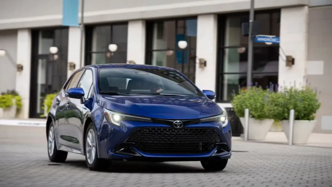 خودرو تویوتا کورولا (Toyota Corolla) آبی رنگ در خیابان شهری