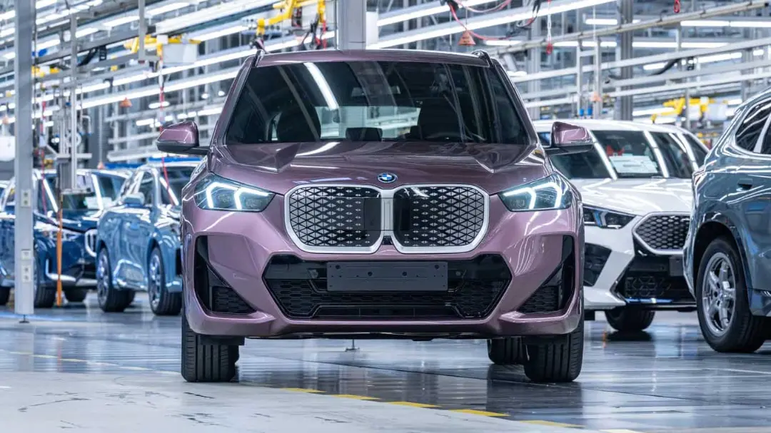 خودروی ب‌ام‌و (BMW) بنفش رنگ در خط مونتاژ کارخانه