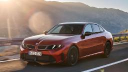 خودروی ب‌ام‌و سری ۳ (BMW 3 Series) نسل هشتم با رنگ قرمز در حال حرکت