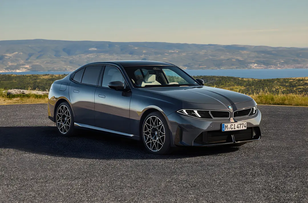 خودروی بی ام و سری ۳ (BMW 3 Series) نسل هشتم در جاده‌ای کوهستانی
