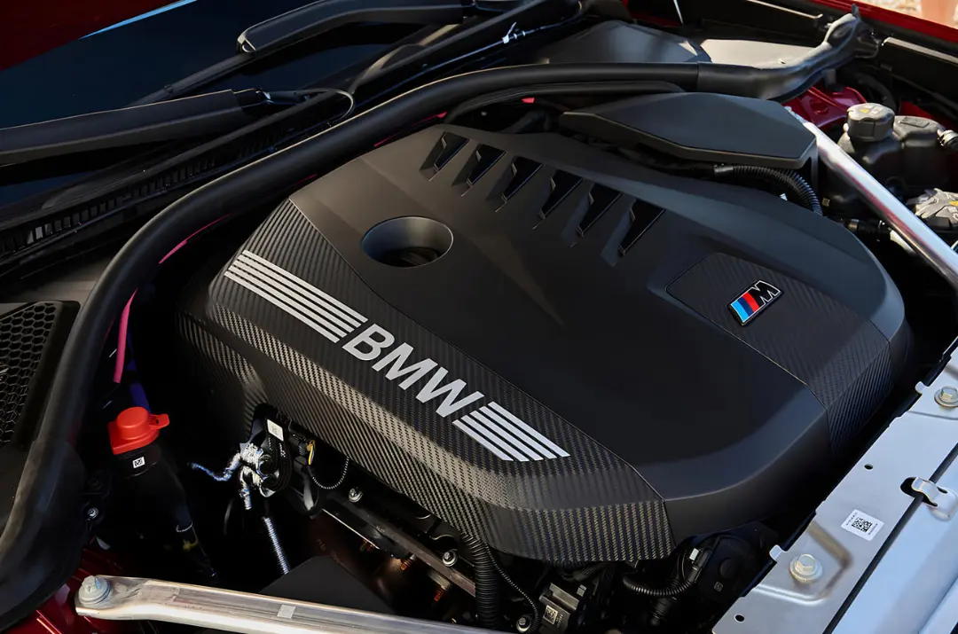 موتور قدرتمند سری ۳ (BMW 3 Series) با کاور کربن و نشان M