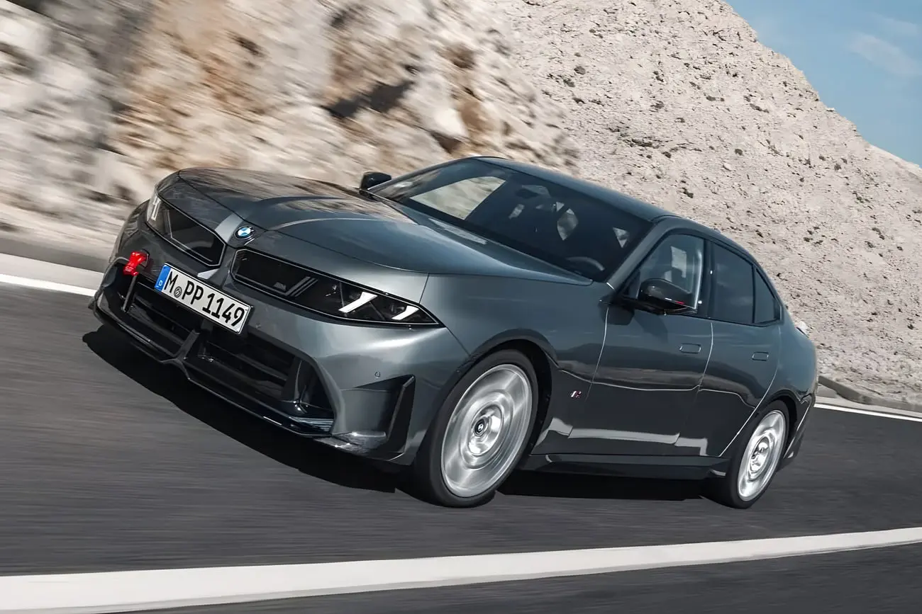 خودروی بی‌ام‌و سری ۳ (BMW 3 Series) با تزئینات فیبرکربن M پرفرمنس در حال حرکت