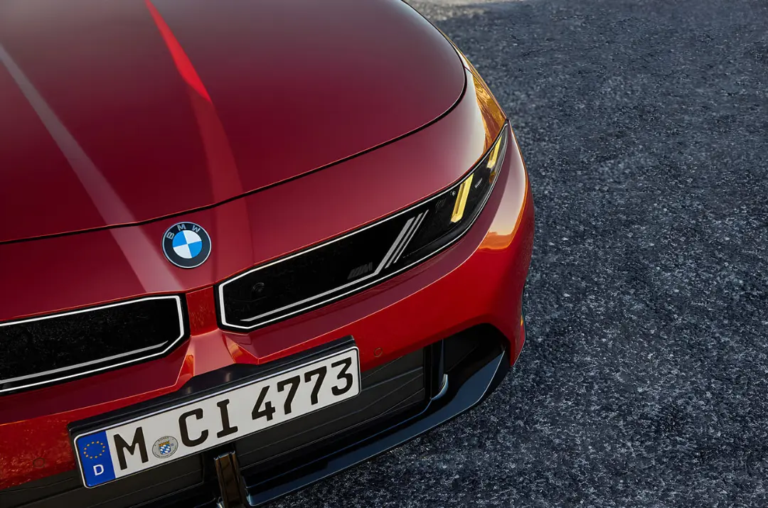 جلوی خودروی قرمز رنگ بی ام و (BMW) سری ۳ با نشان برند