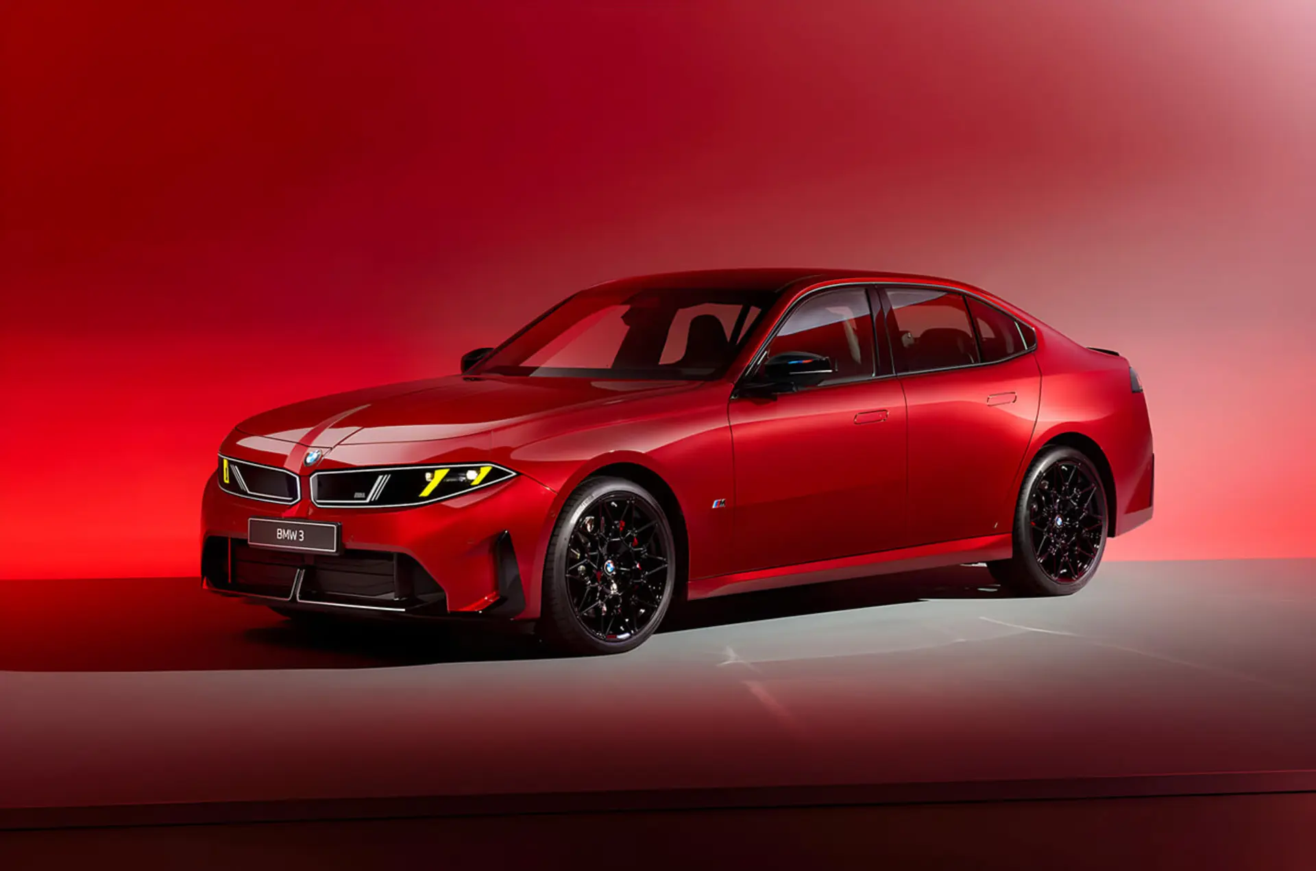 بی ام و سری ۳ (BMW 3 Series) نسل هشتم با رنگ قرمز در استودیو