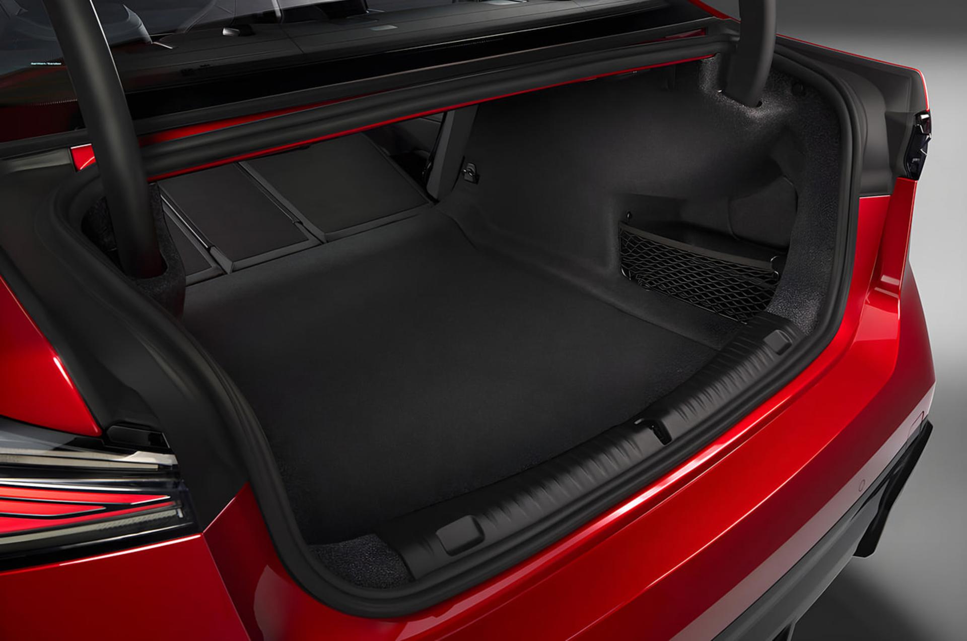 فضای صندوق عقب خودروی قرمز رنگ بی ام و (BMW) سری ۳