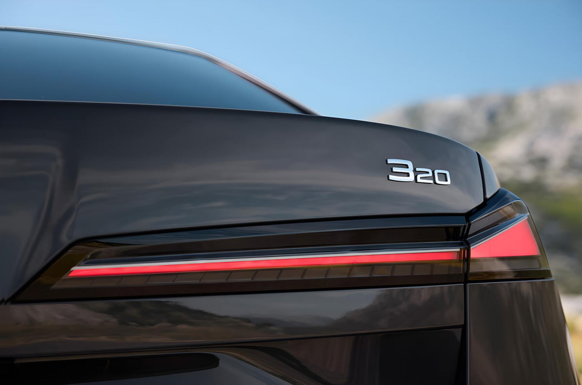 چراغ عقب و نشان مدل 320 خودروی بی ام و (BMW) سری ۳