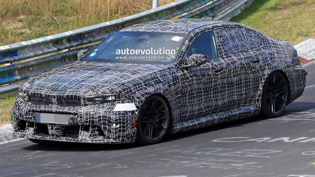 خودروی آزمایشی بی‌ام‌و سری ۵ (BMW 5 Series) با پوشش کدر روی پیست
