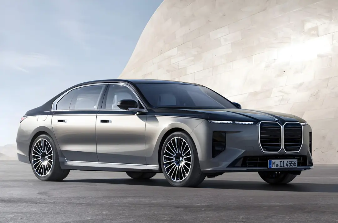 خودرو بی‌ام‌و سری ۷ (BMW 7 Series) با رنگ‌آمیزی دو رنگ مات و براق