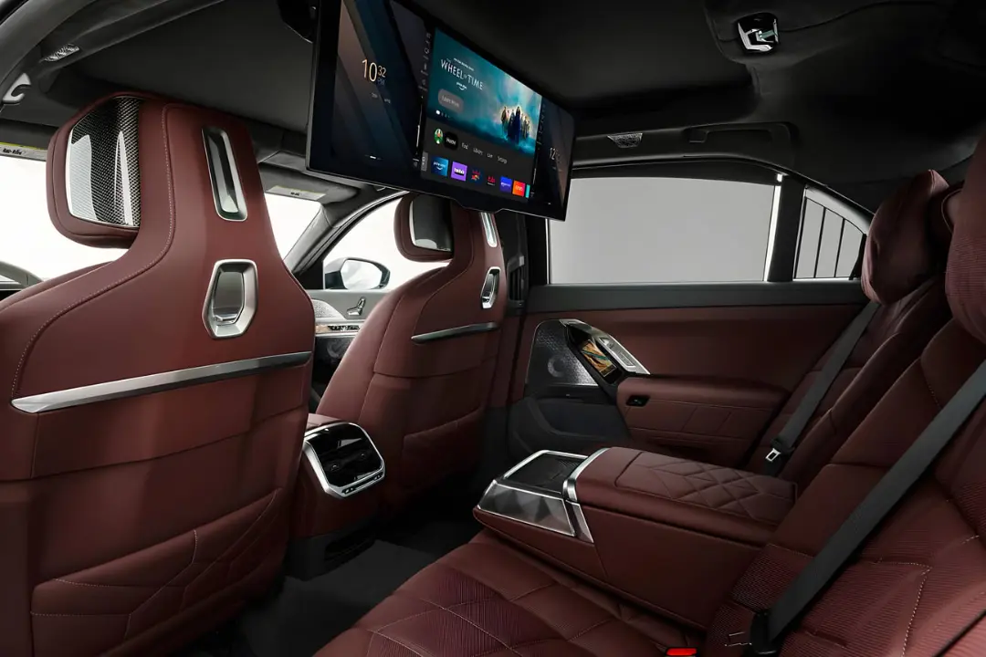 صندلی‌های چرمی قرمز رنگ و نمایشگر بزرگ سینمایی در کابین عقب بی‌ام‌و سری ۷ (BMW 7 Series)