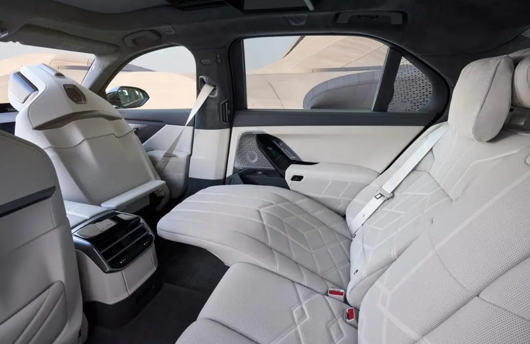 صندلی‌های عقب و فضای داخلی لوکس خودروی بی‌ام‌و سری ۷ (BMW 7 Series)
