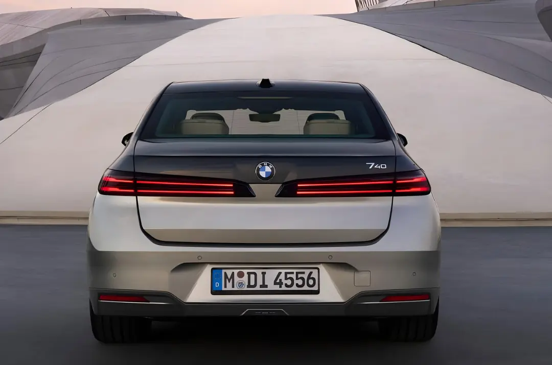 نمای عقب خودروی بی‌ام‌و سری ۷ (BMW 7 Series) مدل ۷۴۰ با چراغ‌های عقب کشیده
