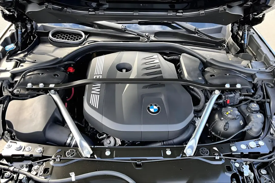 موتور شش سیلندر خطی خودروی بی‌ام‌و (BMW) 740 مدل 2026 در محفظه موتور